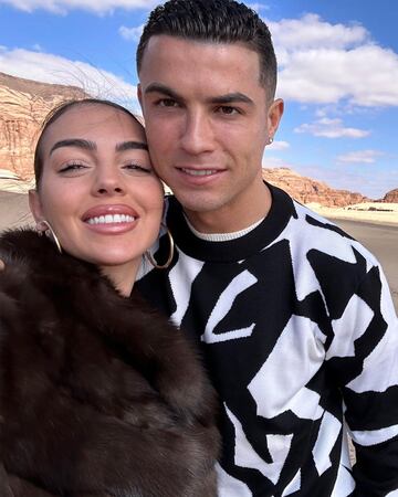 Cristiano Ronaldo y su novia, Georgina Rodríguez han realizad días atrás una romántica escapada al al desierto de Arabia Saudí. El complejo donde se han hospedado se llama Banyan Tree AlUla siendo uno de los destinos turísticos de Arabia Saudí más solicitados por personas de alto standing, ya que el precio por noche para dos personas oscina entre los 5.000 y los 10.000 euros.