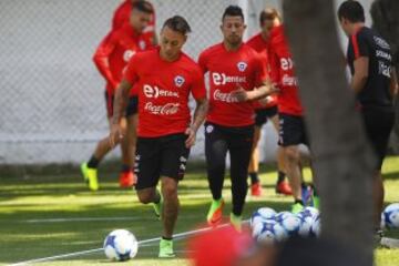 Futbol, entrenamiento seleccion chilena.
Los jugadores de la seleccion chilena, atienden  el entrenamiento matutino en el complejo deportivo Juan Pinto Duran de Santiago, Chile.
20/03/2017