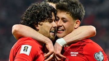 Kadioglu y Arda Güler celebran el gol a Rumanía.