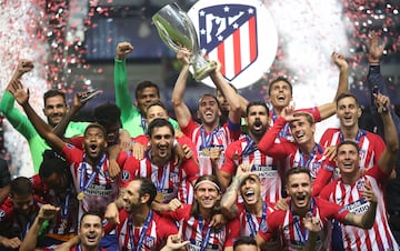 Otra p芍gina negra en la historia del Real Madrid con la Supercopa de Europa fue contra el Atl谷tico de Madrid en 2018. El conjunto del Cholo Simeone impidi車 que el equipo blanco fuera campe車n por tercera vez consecutiva. La final se disput車 en el A. Le Coq Arena, un estadio ubicado en Tallin, Estonia donde juega sus partidos el FC Flora de la Primera Divisi車n de este pa赤s. El conjunto rojiblanco se adelant車 en el marcador nada m芍s empezar el encuentro con un gol de Diego Costa. Igual車 el marcador Karim Benzema tras un gran centro de Bale e incluso en la segunda parte el conjunto de Julen Lopetegui se adelant車 en el encuentro con un tanto de Sergio Ramos de penalti. Pero un fallo de Marcelo en el saque de banda hizo que el Atl谷tico empatar el encuentro con otro tanto de Diego Costa para forzar una pr車rroga donde certificaron su tercera Supercopa de Europa ganando por 4-2 con los tantos de Sa迆l y Koke.