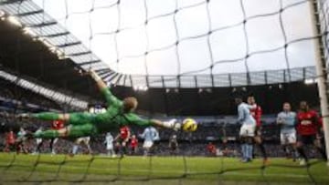 EL 2-3. Hart se estira pero no logra despejar el bal&oacute;n tras una falta lanzada por Van Persie, que entr&oacute; tras dar en Zabaleta y el poste.