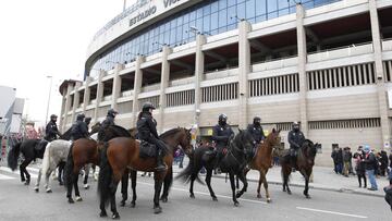 Policías a caballo que forman parte de los 900 efectivos de seguridad para el derbi.