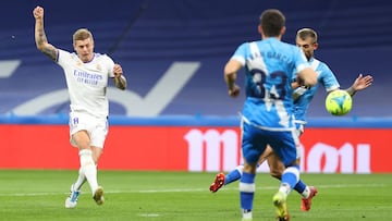 MADRID, SPAIN - NOVEMBER 06: Toni Kroos of Real Madrid scores their side&#039;s first goal during the La Liga Santander match between Real Madrid CF and Rayo Vallecano at Estadio Santiago Bernabeu on November 06, 2021 in Madrid, Spain. (Photo by Gonzalo A