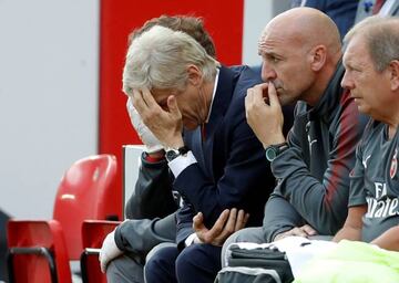 Arsenal manager Arsene Wenger looks dejected