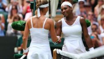 Serena Williams saluda a Mandy Minella.