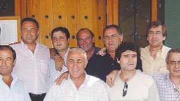 <b>DREAM TEAM 1977. </b>Arriba. Alabanda, Gordillo y acompañante, García Soriano, Benítez, y Cardeñosa. Debajo, Campos, López, Bizcocho, Biosca,, Del Pozo y Esnaola. Rafael Gordillo no pudo jugar aquella mítica final porque ya jugó con el filial.