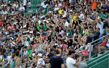 Más de dos mil escolares olvidan el descenso y dan colorido al entrenamiento del Elche