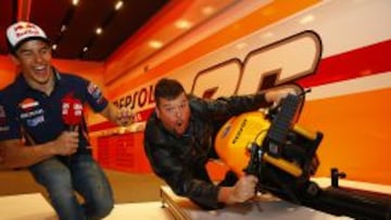 Márquez nos ha enseñado a manejar el simulador.