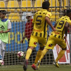 Everton noquea a la UC y se empina en la cima del torneo