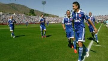 Gustavo Canales, autor de tres goles, recibe los saludos de Sebastián Ubilla y sus compañeros.