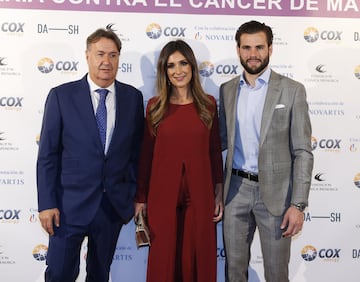 El doctor Ángel Martín, presidente de la Fundación Clínica Menorca,  con Nacho Fernández, jugador del Real Madrid, y su pareja María Cortés.