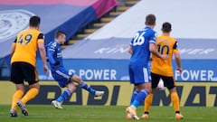 Leicester City&#039;s English striker Jamie Vardy celebrates scoring the opening goal from the penalty spot during the English Premier League football match between Leicester City and Wolverhampton Wanderers at King Power Stadium in Leicester, central Eng