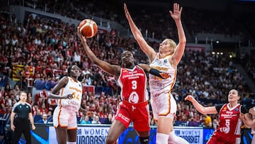 Bankole, del Casademont Zaragoza, trata de anotar ante la defensa de Juhasz, pívot del Galatasaray, en la semifinal de la Euroliga femenina.