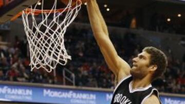 Brook Lopez machaca ante Marcin Gortat.