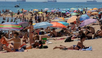 Varias personas se protegen del sol en la playa de la Barceloneta, a 13 de julio de 2022, en Barcelona, Catalunya (España).
13 JULIO 2022;TIEMPO;CLIMA;CAMBIO CLIMÁTICO;CALOR;ALTAS TEMPERATURAS;METEOROLOGÍA;ARENA;ARENA QUEMA;SOMBRILLA;RED VOLEYBOL;SOMBRILLAS;MAR;CORRER;
David Zorrakino / Europa Press
13/07/2022