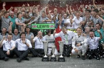 Los miembros del equipo Mercedes posan tras el doblete conseguido por el Británico Lewis Hamilton y el alemán Nico Rosberg en el GP de España.