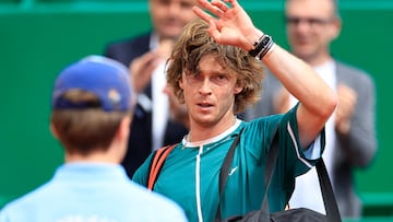 Andrey Rublev se despide del público de Montecarlo tras perder contra Alexei Popyrin.