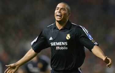 Después de conseguir un triplete en Old Trafford, el delantero brasileño salió entre aplausos de territorio 'Reds'