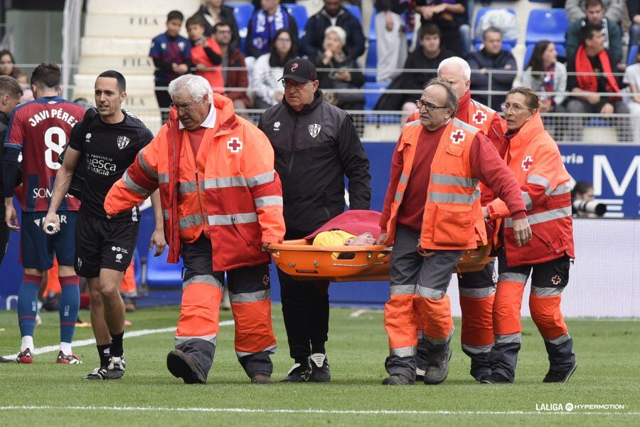 Dani Jiménez abandona el terreno de juego en camilla.