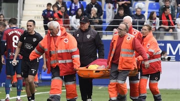 Dani Jiménez abandona el terreno de juego en camilla.