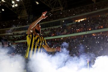 Karim Benzema fue presentado como nuevo jugador del Al Ittihad ante 35.000 personas.