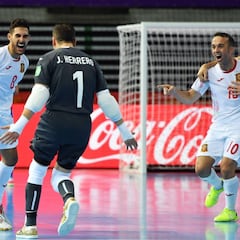 Adolfo lidera el gran debut de España en el Mundial