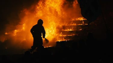 Un bombero extingue asientos en llamas durante un derbi de la liga nacional de fútbol de Serbia entre el Estrella Roja y el Partizán.