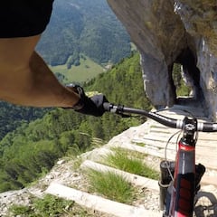 Atraviesa una vía ferrata con su mountain bike