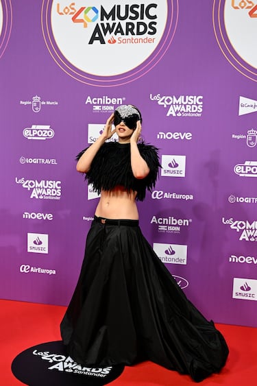Rosalía posa en la alfombra roja.