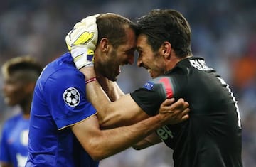 Chiellini celebra con Buffon el pase a la final de la Champions de 2015 tras eliminar al Real Madrid en el Bernabéu.