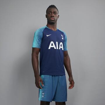 La segunda equipación del Tottenham de Dávinson Sánchez tendrá diferentes capas de azul en todo el uniforme 