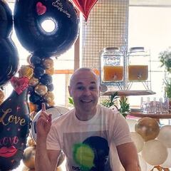 La espectacular fiesta de cumpleaños de Iniesta: tres tartazos en la cara se llevó