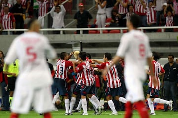 Chivas perdió por 2-1 frente al brasileño Internacional de Porto Alegre. Adolfo Bautista puso adelante al Guadalajara (‘45), peo el cuadro sudamericano remontó con los tantos de Giuliano (‘73) y Bolívar (‘77).