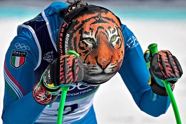 La italiana Federica Brignone recupera el aliento, apoyada en los bastones, tras participar en el segundo entrenamiento oficial para la prueba de descenso femenino antes de los Juegos de Invierno de Milán-Cortina. La cabeza de un tigre dibujada en su casco y en sus guantes destaca sobre la nieve del Centro de Esquí Alpino Tofane, en Cortina dAmpezzo. 