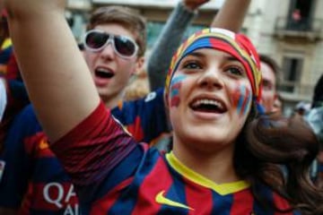 FC Barcelona's supporters celebrate their team's 24th La Liga title at the Canaletes fountain on Las Ramblas in Barcelona, on May 14, 2016.