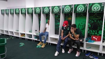 Los jugadores no convocados desolados en el camarín de Chapecoense