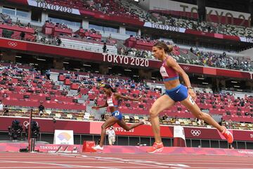 El momento en el que Sydney Mclaughlin gana la final de 400m vallas con nuevo récord del mundo 