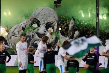 Un año más se celebró la fiesta de Halloween, en la que las calles se llenan de decoraciones y personas disfrazadas
con los motivos más terroríficos. En la imagen, un grupo de aficionados del Münster bromean con la decoración
del estadio Preussen antes del partido de la segunda división alemana que el equipo disputó contra el KSV Holstein.
