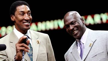 Scottie Pippen junto a Michael Jordan.