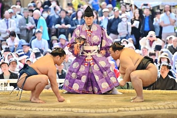 Los mejores luchadores de sumo participan en el 'Honozumo', una exhibición anual ante miles de espectadores en el Santuario Yasukuni.