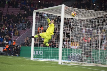 2-1. Pacheco en el segundo gol de que Messi marcó tras una lanzamiento de falta directa.