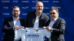 Víctor Fernández posa con una camiseta del Real Zaragoza entre Juan Carlos Cordero y Raúl Sanllehí.