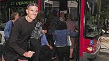 <b>GANA A LA MÁQUINA</B>. Chema se dispone a tomar la salida junto al autobús de la línea 27.