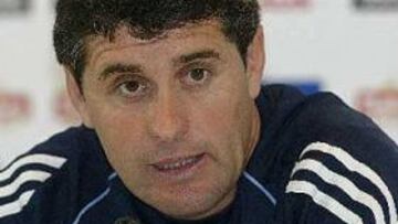 <B>ALTO Y CLARO.</B> El técnico madridista afirma que el equipo está muy unido para conseguir la segunda plaza.