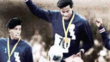 <b>EL PODER NEGRO</B>. Lee Evans domina el podio de 400 metros lisos en México 1968, escoltado por Larry James, plata. Con gafas, Ron Freeman, tercero. Todos, con boinas... negras.