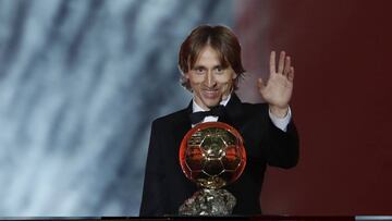 Modric posa con el Balón de Oro 2018.