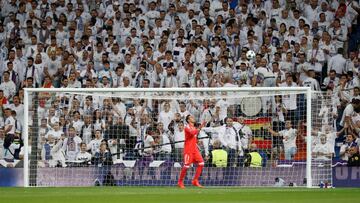 Soccer Football - Champions League - Real Madrid vs Tottenham Hotspur - Santiago Bernabeu Stadium, Madrid, Spain - October 17, 2017   Real Madrid&rsquo;s Keylor Navas    REUTERS/Paul Hanna