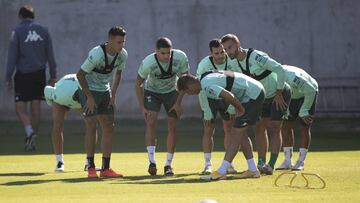 Tello, Bartra, Juanmi y Canales atienden a Joaquín, que busca algo sobre el césped.