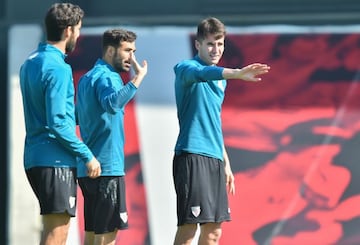 Ra&uacute;l Garc&iacute;a, Balenziaga y Morcillo, durante un entrenamiento del Athletic.