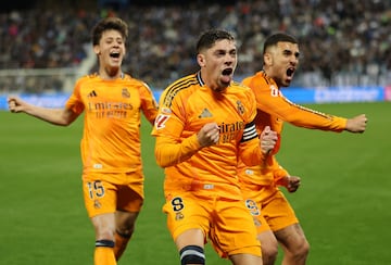 0-2. Federico Valverde celebra el segundo tanto que marca en el minuto 65 con Arda Gler y Dani Ceballos.